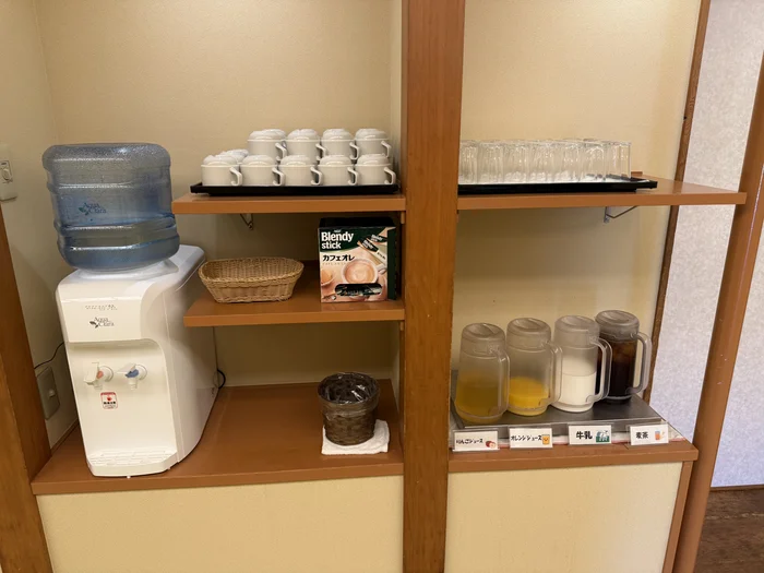 画像 ウォーターサーバーとジュース、牛乳、麦茶が並ぶドリンクコーナー