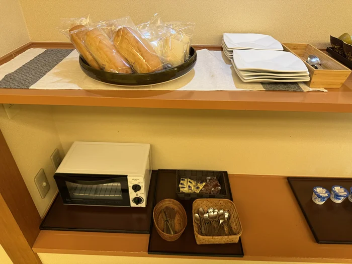 画像 個包装のパンとトースターが置かれたセルフコーナー