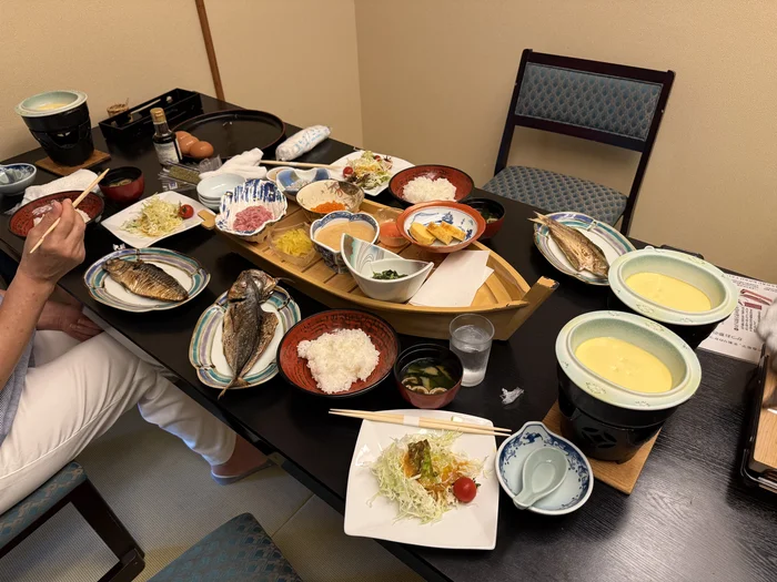 画像 焼き魚、ごはん、味噌汁、舟盛りの薬味、卵豆腐が並んだ浜紫の朝食テーブル