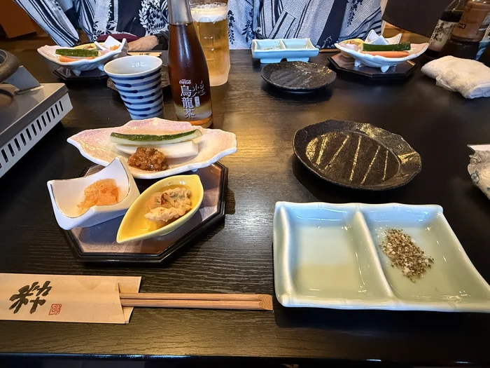 画像 先付の小鉢とビール、ウーロン茶が並んだ浜紫の夕食のテーブル