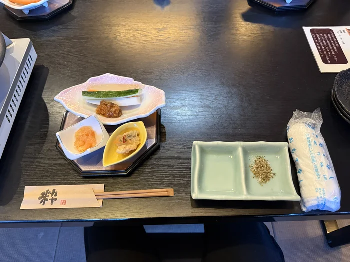 画像 浜紫の先付。地鯵の南蛮漬け、金山寺味噌と野菜、甘海老の柚子胡椒和え