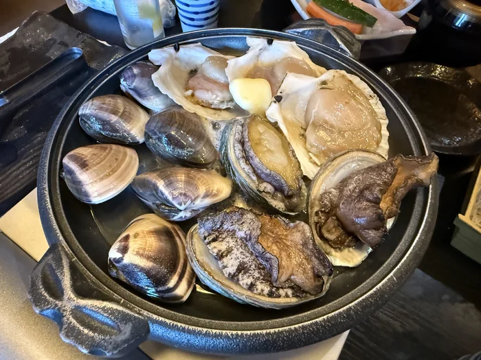 画像 陶板で蒸し上がった浜焼き。鮑・帆立・蛤に火が通っている