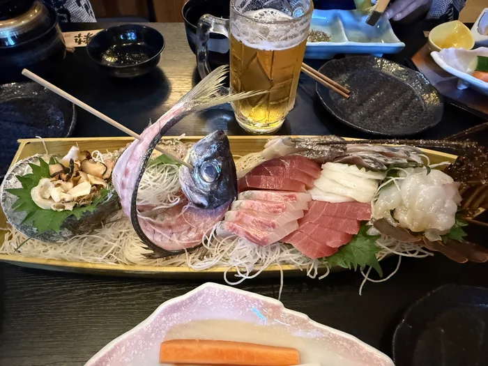 画像 伊勢海老や鯵、マグロ、さざえが並んだ浜紫の舟盛り