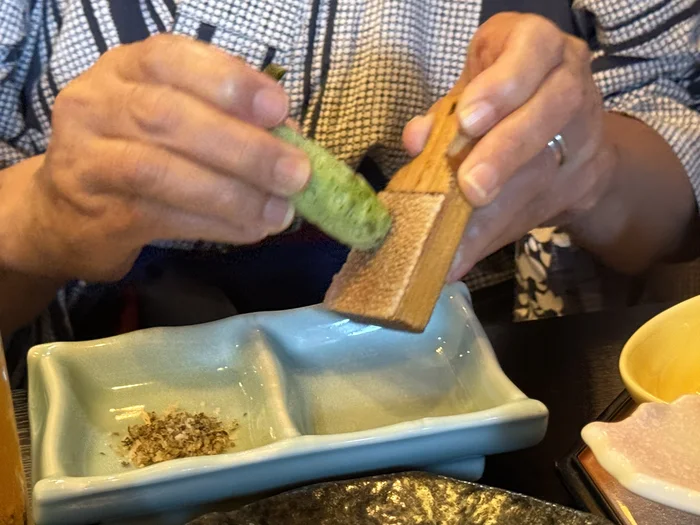 画像 鮫皮のおろし器で生わさびをすりおろしているところ