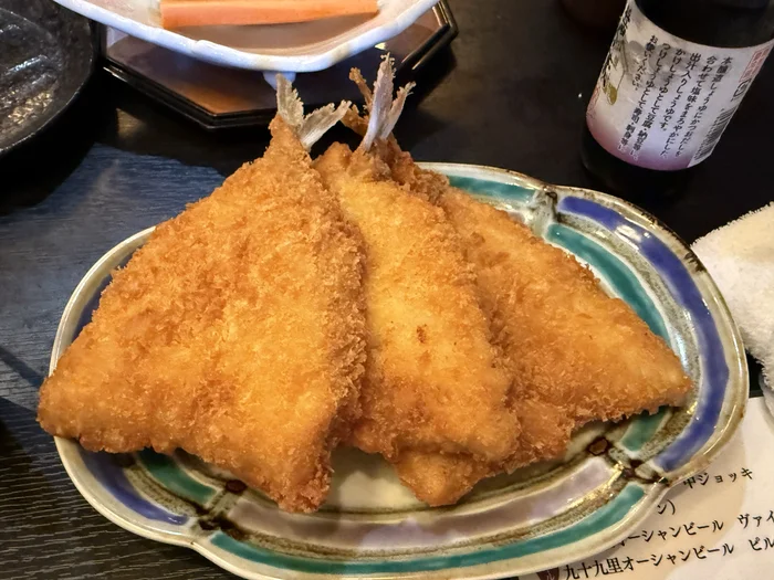 画像 皿に盛られた揚げたてのアジフライ3枚