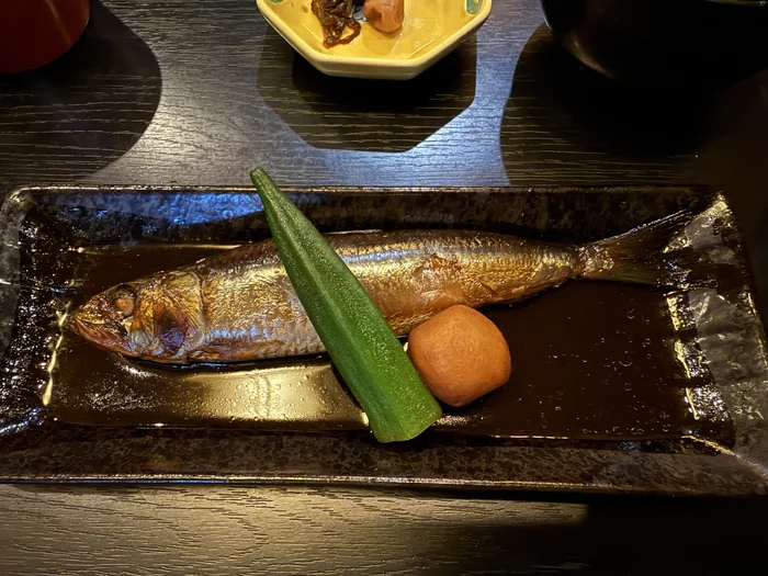 画像 オクラと里芋が添えられた地魚の煮つけ