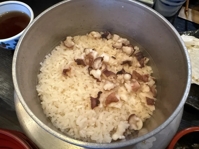 画像 炊きたてのたこ釜飯。刻んだ蛸がたっぷり入っている
