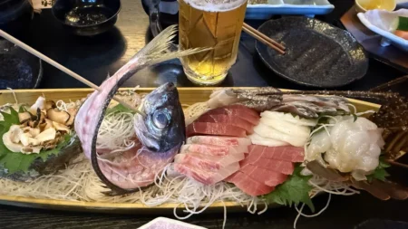 九十九里『豪漁の宿 浜紫』の夕食は実際どう？伊勢海老の舟盛りと浜焼き、飲み物無料の漁師料理を体験レポ