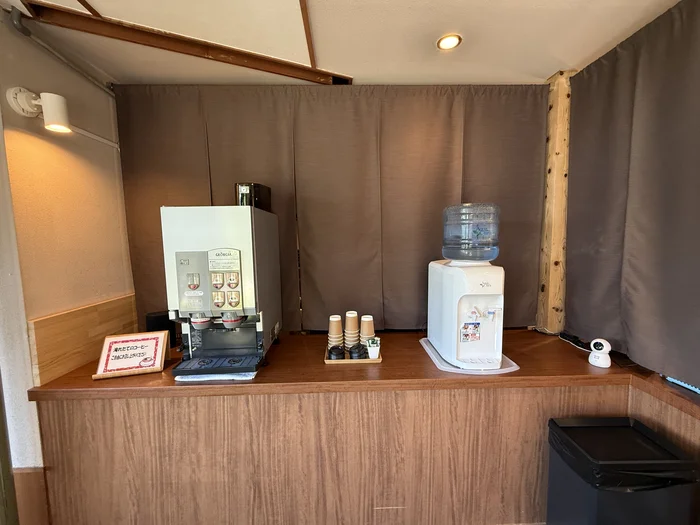 画像 ロビーに置かれたコーヒーサーバーとウォーターサーバー