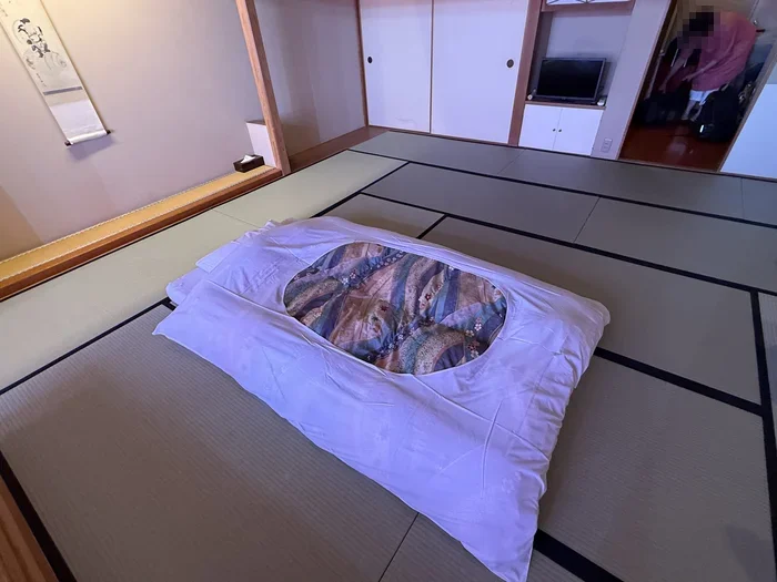 画像 床の間のある和室の畳に敷かれた布団