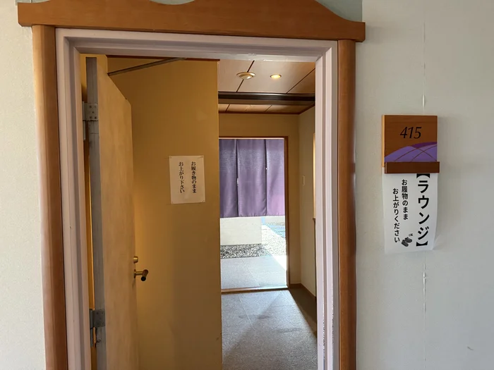 画像 415号室の扉に下がったラウンジの案内表示