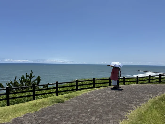 画像 刑部岬の海沿いの遊歩道から太平洋を眺める人たち