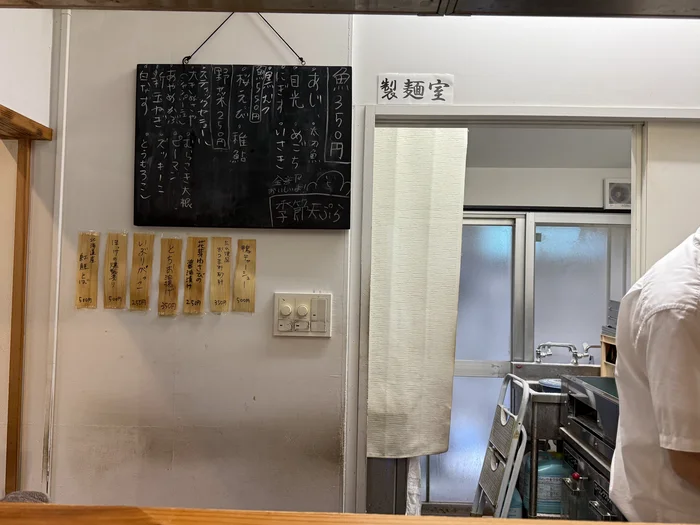 井上商店のカウンター奥にある製麺室