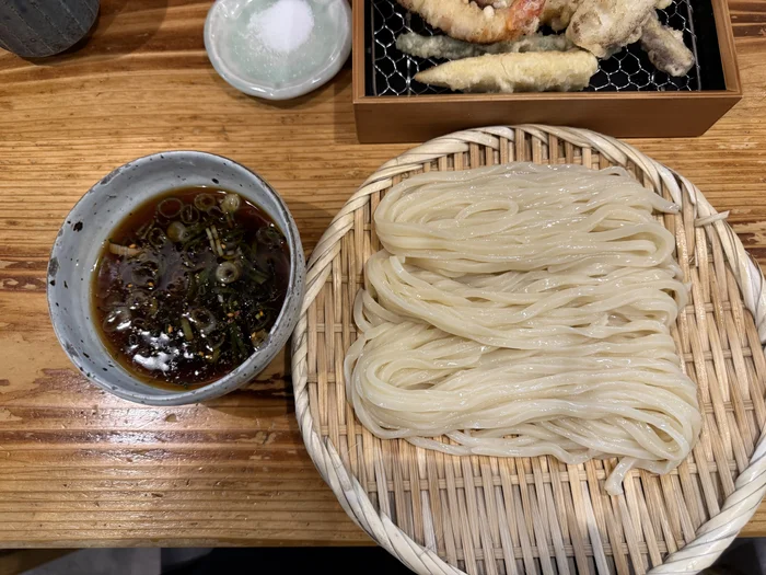 井上商店のつやのあるざるうどん