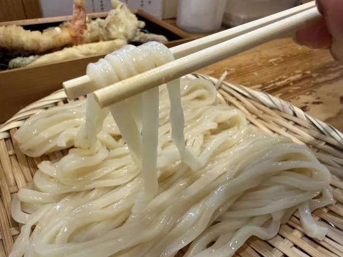 箸で持ち上げた井上商店のうどん