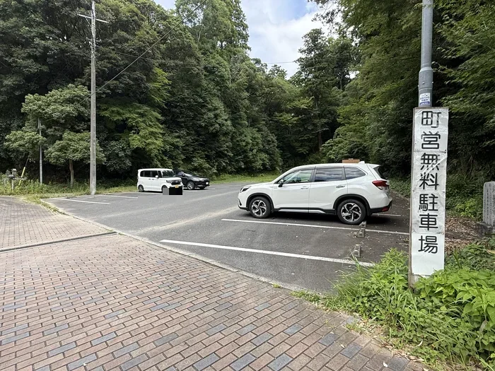画像 笠森観音の町営無料駐車場と無料駐車場の看板