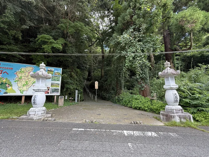 画像 石灯籠と森に囲まれた笠森観音の女人坂入口
