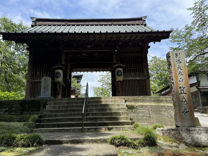 画像 笠森寺の石標と正面から見た木造の仁王門