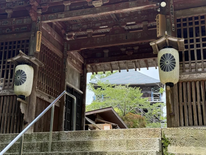 画像 笠森寺仁王門の提灯の間から見える観音堂