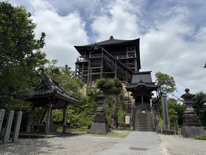 画像 岩の上に立つ日本唯一の四方懸造の笠森寺観音堂