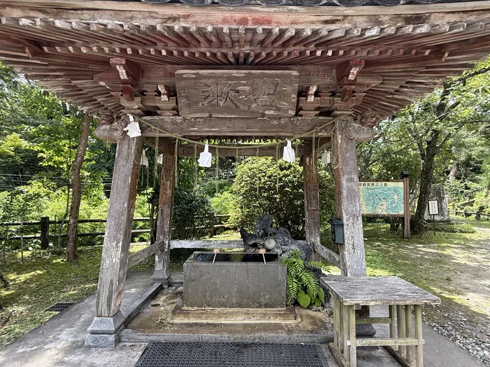 画像 笠森寺観音堂前にある木造の手水舎