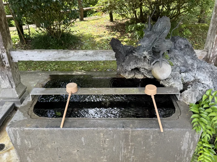 画像 龍の意匠と二本の柄杓がある笠森寺の手水鉢