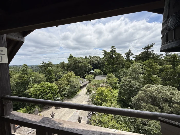 画像 笠森寺観音堂の回廊から見渡す房総の山並みと緑の境内