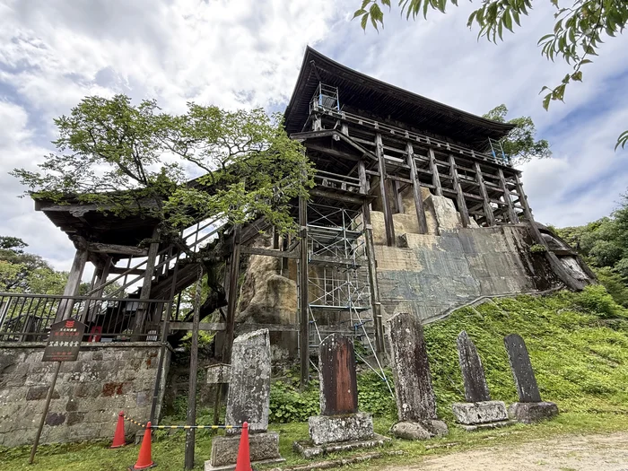 画像 下から見上げた笠森寺観音堂の四方懸造を支える木組み