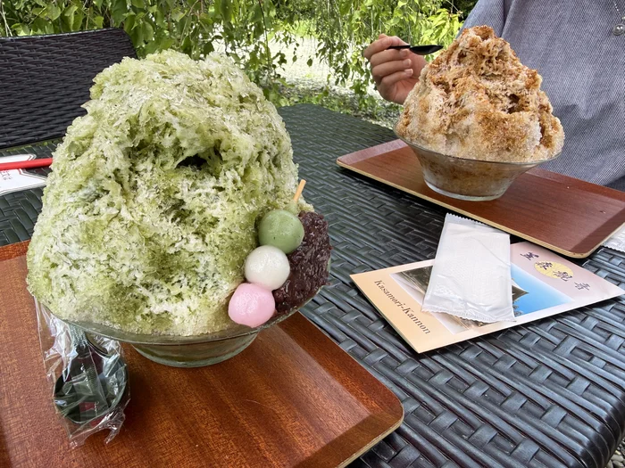 画像 大きな黒みつきなこミルクと濃い宇治金時ミルクのかき氷
