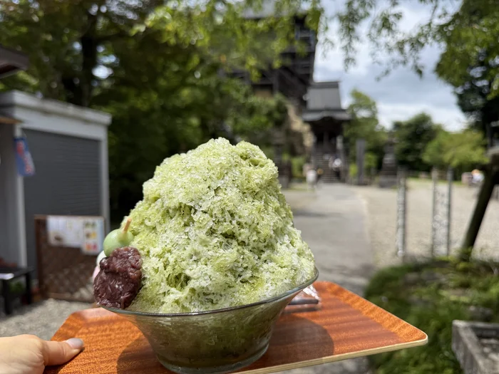 画像 笠森寺観音堂を背景にした濃い宇治金時ミルクかき氷