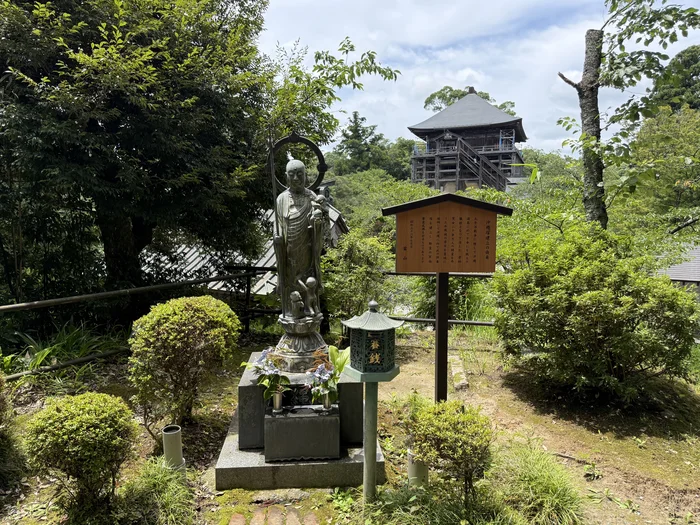 画像 身代地蔵尊の後ろに笠森寺観音堂が見える境内の景色