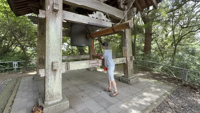 画像 笠森観音の興楽の鐘を参拝者が撞いている様子