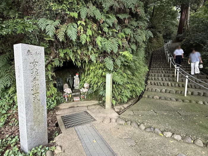 画像 女人坂と刻まれた石標と笠森観音へ続く階段