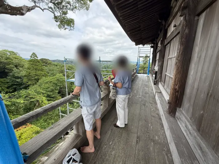 画像 工事用の足場が設置された笠森寺観音堂の回廊から望む房総の緑