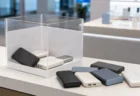 家電量販店の店頭でモバイルバッテリーをリサイクル回収ボックスに入れるイメージ