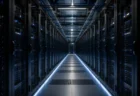 AIデータセンターのサーバールーム、青白いLEDが並ぶサーバーラックの通路