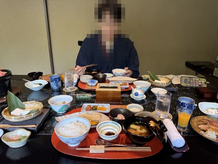 画像 客室の食事スペースで和朝食を食べている様子