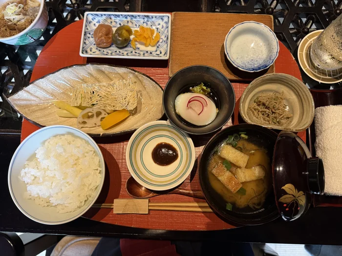 画像 つや姫の白米、味噌汁、鉢物、温玉、ちりめん山椒煮などが並んだ一人前の御膳