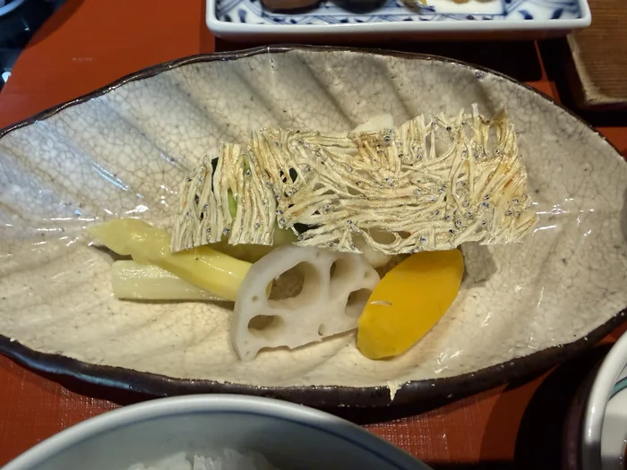 画像 ホワイトアスパラや蓮根などの茹で野菜に畳いわしをのせた鉢物
