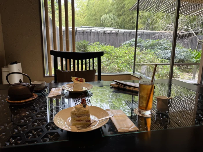 画像 窓辺のテーブルに並んだ誕生日ケーキ、鉄瓶の煎茶、アイスティー