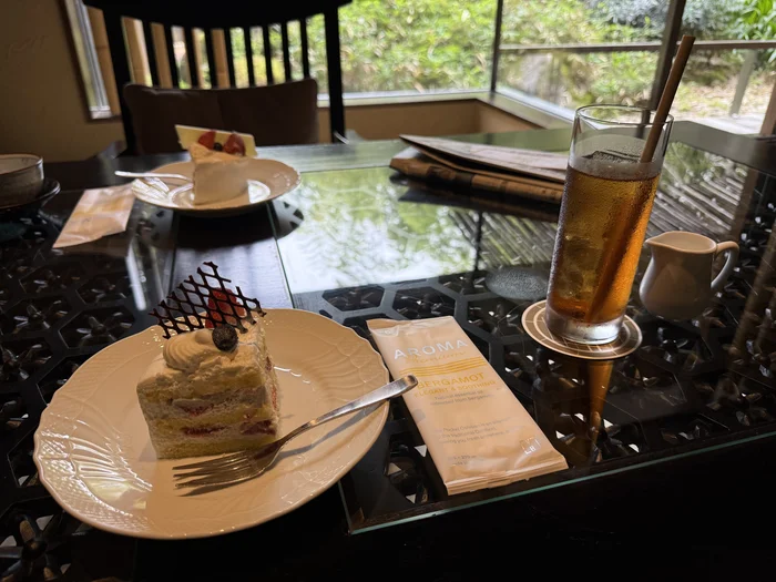 画像 生クリームと苺のバースデーケーキと、アイスティーのグラス