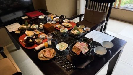 箱根『金乃竹 仙石原』の朝食は全部お部屋で！金目鯛の干物と釜炊き「つや姫」でご飯がすすむ和朝食を体験レポ