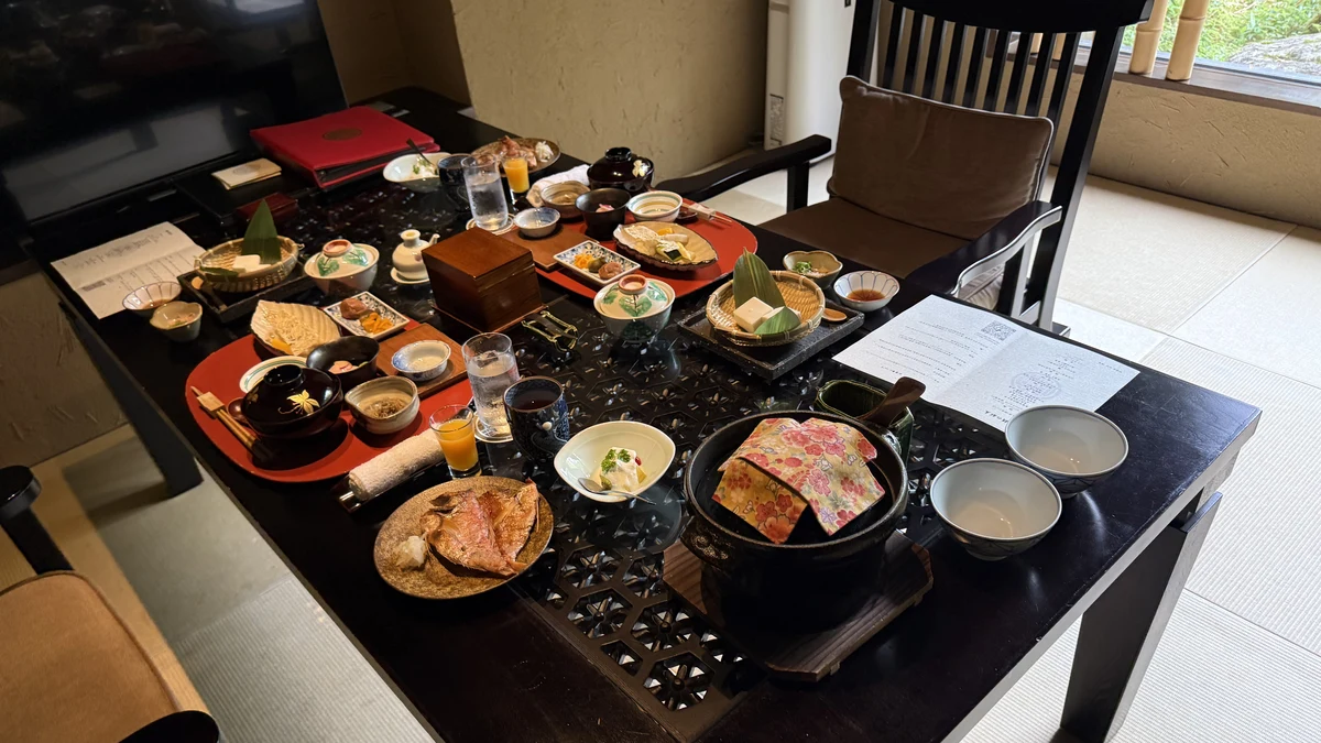 箱根『金乃竹 仙石原』の朝食は全部お部屋で!金目鯛の干物と釜炊き「つや姫」でご飯がすすむ和朝食を体験レポ
