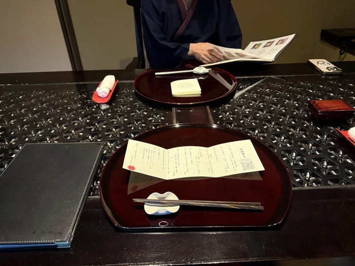 金乃竹 仙石原の客室内に用意された食事用テーブルと朱色の丸盆