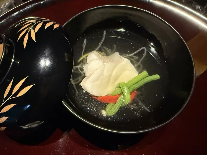 蒸したクエと十六ささげを盛った潮汁仕立ての御椀