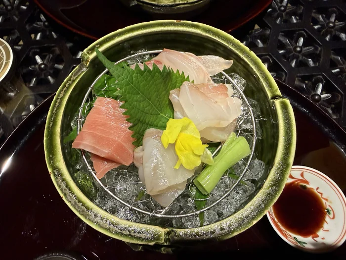 氷を敷いた器に盛られた中トロやオナガダイなど鮮魚五種盛り