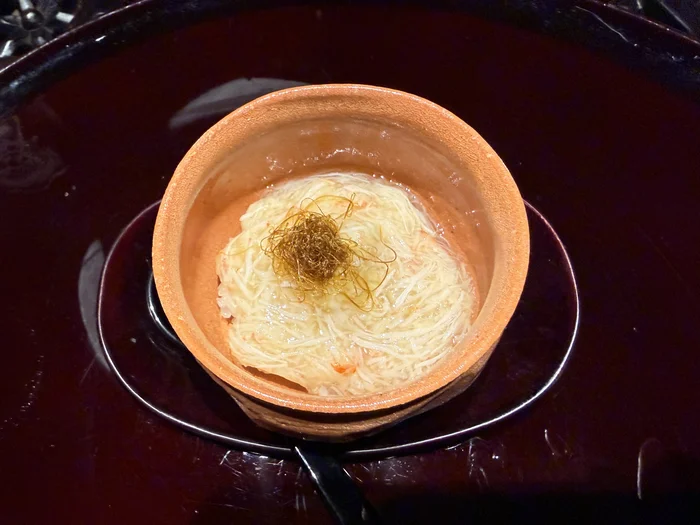 毛蟹の餡をかけた姫とうもろこしのおこわに素揚げしたひげをのせた凌ぎ