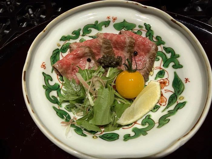 からすみと生黒胡椒、姫トマトを添えた八重山郷里牛の蒸し煮