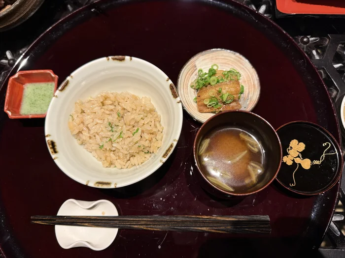 茶飯と八丁味噌の赤出汁、香の物が並んだ御飯の膳