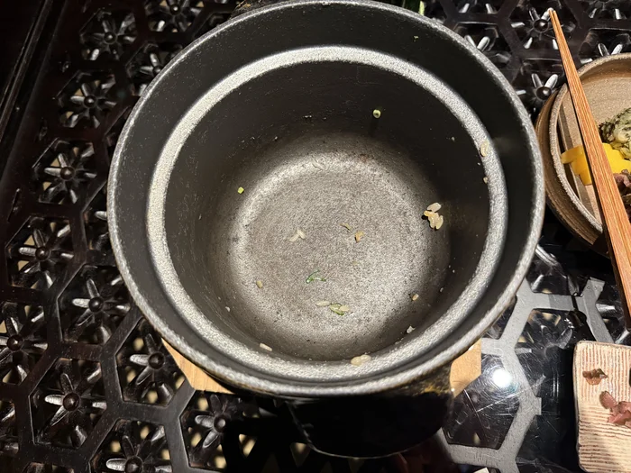 鰻の茶飯を食べ切って空になった釜